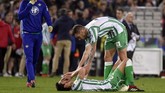 Pemain Real Betis kecewa setelah kalah agregat 2-3 dari Valencia pada semifinal Copa Del Rey. (JOSE JORDAN / AFP)