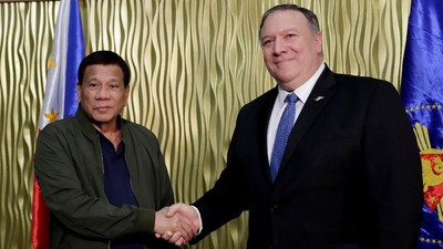 Philippine President Rodrigo Duterte and U.S. State Secretary Mike Pompeo pose for a photo at Villamor Air Base in Pasay City, Metro Manila, in Philippines, February 28, 2019. Bullit Marquez/Pool via REUTERS