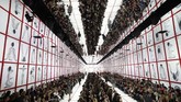 Para model mengenakan koleksi pakaian Musim Gugur-Musim Dingin 2019-2010 milik Dior di Paris. (AP Photo/Christophe Ena)