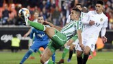 Bek Real Betis Zouhair Feddal menendang bola. Skor imbang tanpa gol bertahan hingga akhir babak pertama di Stadion Mestalla. (JOSE JORDAN / AFP)