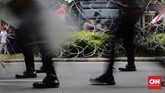 Sebanyak 4.000 personel kepolisian dikerahkan untuk mengawal gelaran Aksi Apel Siaga Umat di depan Gedung KPU. (CNN Indonesia/Adhi Wicaksono)