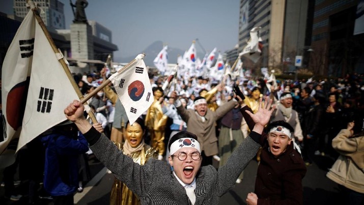 Para pemain ambil bagian dalam peragaan ulang Gerakan Kemerdekaan Pertama Maret yang bersejarah melawan penguasa kolonial Jepang, di pusat Seoul, Korea Selatan, 1 Maret 2019. (REUTERS / Kim Hong-Ji)