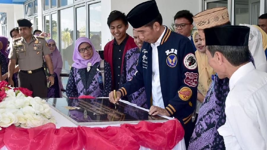 Presiden Joko Widodo (Jokowi) menyoroti jebloknya investasi dan rendahnya ekspor di tahun lalu.