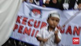 Tak hanya kalangan remaja, orang tua, dan 'emak-emak, peserta aksi juga turut melibatkan anak di bawah umur. (CNN Indonesia/Adhi Wicaksono)