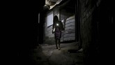 Janice Sarad, 22, yang bekerja untuk suatu bank, meninggalkan area tempat tinggalnya di Antipolo City, Provinsi Rizal, Filipina, untuk pergi bekerja. Sarad meninggalkan rumahnya sekitar pukul 04.30-05.00 pagi hari agar tepat waktu sampai di kantor pukul 08.30 pagi. (REUTERS/Eloisa Lopez)