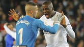 Pemain Valencia Jaume Domenech dan Mouctar Diakhaby merayakan keberhasilan lolos ke final Copa Del Rey 2019. (REUTERS/Heino Kalis)