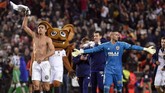 Bek Valencia Gabriel Paulista merayakan keberhasilan ke final Copa Del Rey. Valencia akan menghadapi Barcelona pada final di Stadion Benito Villamarin, 25 Mei mendatang. (JOSE JORDAN / AFP)