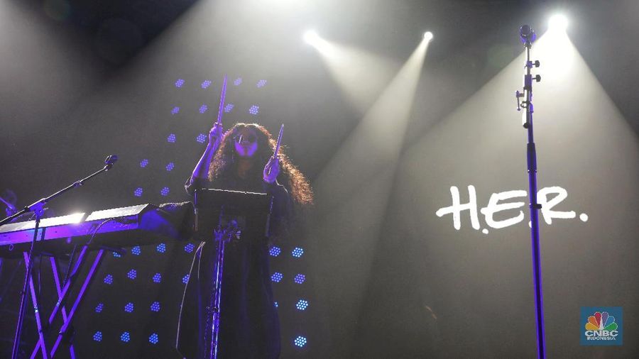 H.E.R menjadi salah satu musisi special show yang tampil dalam event jazz tahunan ini.