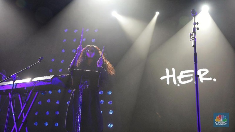H.E.R menjadi salah satu musisi special show yang tampil dalam event jazz tahunan ini.