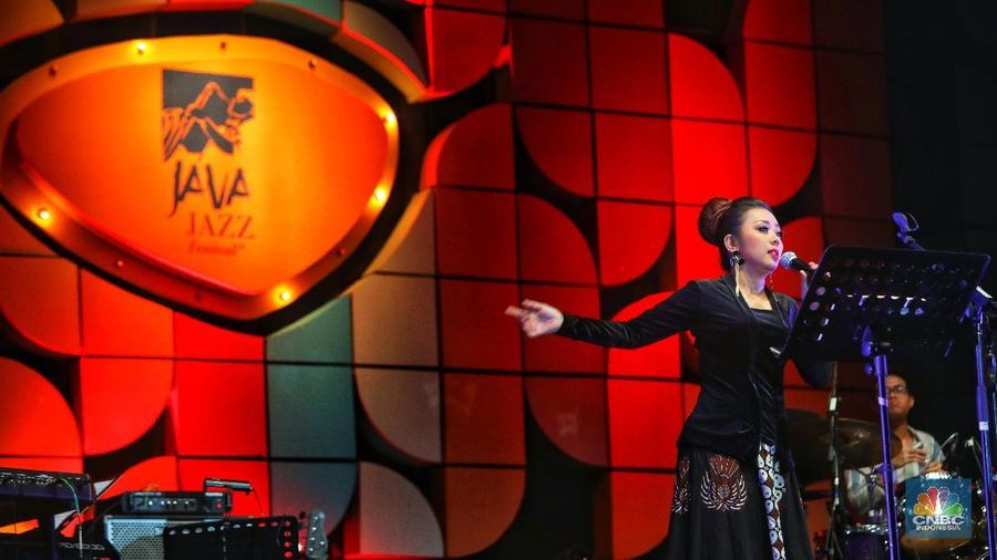 Pesinden Soimah tampil dalam gelaran Java Jazz Festival 2019 di JIExpo Kemayoran, Jakarta, Jumat (1/3/2019) malam. Soimah hadir dalam gelaran Java Jazz untuk berkolaborasi dengan gitaris Dewa Budjana. (CNBC Indonesia/Andrean Kristianto)