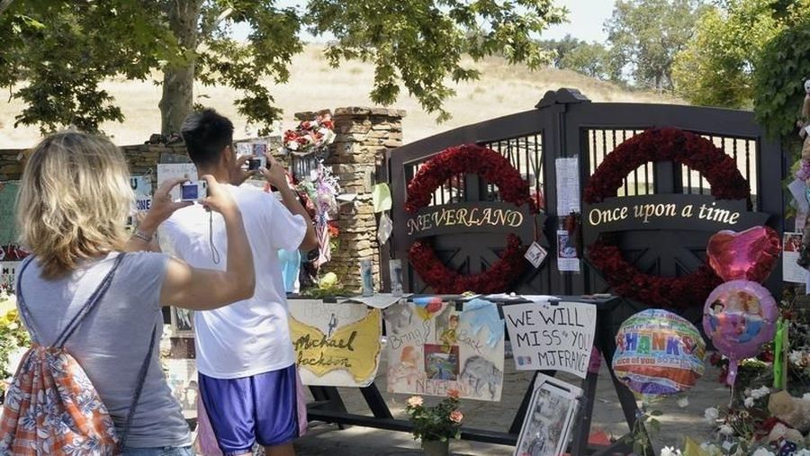 harga Neverland, tempat tinggal Michael Jackson, sudah turun tiga kali.