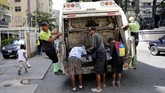 Warga Venezuela mengais makanan dari tempat sampah di kawasan mewah ibu kota, Caracas akibat krisis ekonomi. (REUTERS/Carlos Jasso)