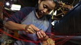 Seorang sejarawan asal Belanda, Gerrit Pieter Rouffaer menyebut pola gringsing atau teknik ikat ganda sudah dikenal dan digunakan sejak abad ke-12. Peneliti kain di Indonesia itu juga menyebut pola ini hanya bisa dibentuk menggunakan canting (ANTARA FOTO/Galih Pradipta)