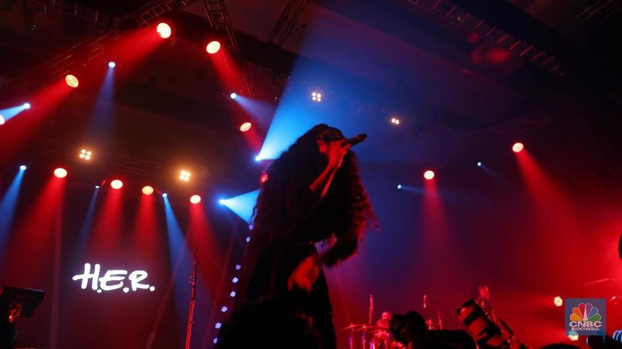 H.E.R menjadi salah satu musisi special show yang tampil dalam event jazz tahunan ini.