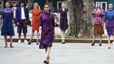 Pelestarian tenun Kediri lantas dilakukan salah satunya dengan gelaran Dhono Street Fashion. Lewat festival ini, tenun Kediri ditampilkan lebih kasual dan fashionable (ANTARA FOTO/Galih Pradipta)