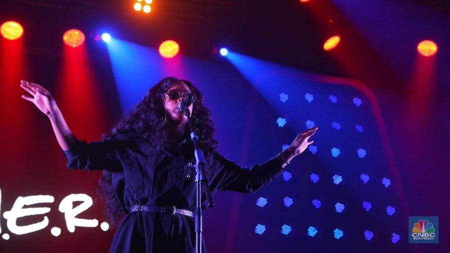 H.E.R menjadi salah satu musisi special show yang tampil dalam event jazz tahunan ini.