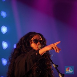 H.E.R, Sukses Bikin Penonton Baper di Java Jazz Festival 2019