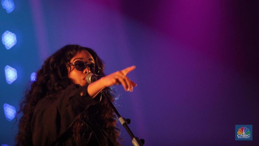 Penampilan spesial show H.E.R di gelaran Java Jazz Festival 2019 pecah. Para penonton dari berbagai genre pun memadati arena D2 Jiexpo, Kemayoran.