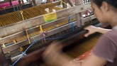 Usaha tersebut terus berkembang seiring dengan berkembangnya perdagangan dengan saudagar-saudagar dari Madagaskar, China, India, Tiongkok dan Arab hingga mengalami masa jaya pada periode 1960-1970. (ANTARA FOTO/Galih Pradipta)