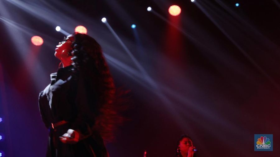 H.E.R menjadi salah satu musisi special show yang tampil dalam event jazz tahunan ini.