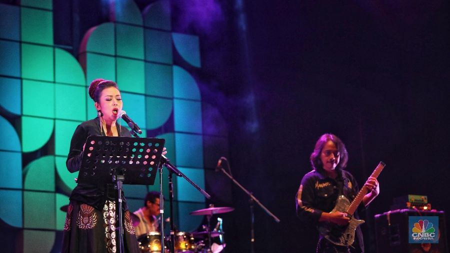 Gitaris Dewa Budjana (kanan) berkolaborasi bersama pesinden Soimah (kiri) tampil dalam gelaran Java Jazz Festival 2019 di JIExpo Kemayoran, Jakarta, Jumat (1/3/2019) malam. Kehadiran Soimah yang mengenakan kebaya berwarna hitam dan rambutnya yang disanggul membuat suasana menjadi cair dan dipenuhi gelak tawa. (CNBC Indonesia/Andrean Kristianto)
