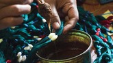 Kejayaan tenun ikat Kediri kian surut pada 1985, ketika impor ratusan mesin tenun modern masuk, menyebabkan produksi kain tenun yang lebih cepat dam dijual dengan harga yang lebih murah. (ANTARA FOTO/Galih Pradipta)