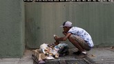Maduro juga menolak bantuan kemanusiaan masuk ke negaranya dan meminta pemerintahan asing untuk tidak meremehkannya. (REUTERS/Carlos Jasso)