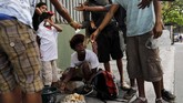 Maduro tidak mengakui rakyatnya mencari makanan dari keranjang sampah. Ia menuding peristiwa itu sebagai propaganda AS untuk menjatuhkan pemerintahannya. (REUTERS/Carlos Jasso)