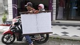 Sementara di Bandar Kidul, proses pengerjaaan tenun tidak harus dilakukan di sentra industri. Pemilik usaha memberdayakan warga sekitar untuk terlibat dalam pelestarian tenun dengan membebaskan warga untuk mengerjakannya dirumah masing masing sesuai alat yang mereka punya. (ANTARA FOTO/Galih Pradipta)