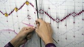 Proses kedua adalah pemintalan benang putih, reek atau menata benang di bidangan, desain, pengikatan, pencelupan, colet, pelepasan tali, mengurai benang, pemintalan di palet dan yang terakhir adalah proses tenun. (ANTARA FOTO/Galih Pradipta)