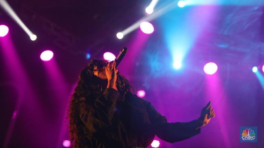H.E.R menjadi salah satu musisi special show yang tampil dalam event jazz tahunan ini.