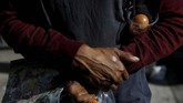 Sebaliknya, pemimpin oposisi Venezuela, Juan Guaido yang mendeklarasikan dirinya sebagai presiden sementara, berusaha membawa masuk bantuan kemanusiaan, tetapi tentara mengadang truk yang membawa bantuan pangan. (REUTERS/Carlos Jasso)