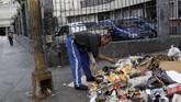 Sisa-sisa makanan yang diperoleh dari keranjang sampah lalu dicuci bersih dan ditambahkan bawang dan saus. (REUTERS/Carlos Jasso)