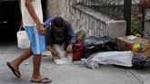 Tony mengaku menghidupi istri dan empat anaknya dengan cara mengais makanan sisa di keranjang sampah sudah lebih dari satu tahun. (REUTERS/Carlos Jasso)