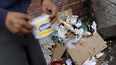 Kelangkaan makanan dan obat-obatan serta inflasi yang sangat tinggi membuat warga Venezuela terpaksa mengais makanan dari keranjang sampah. (REUTERS/Carlos Jasso)