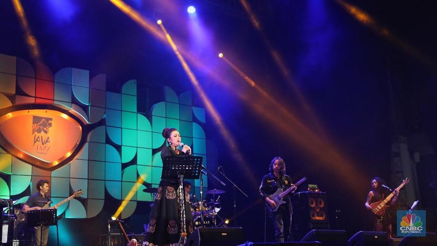 Lagu Gangga menutup pertunjukan Dewa Budjana-Soimah malam hari itu.