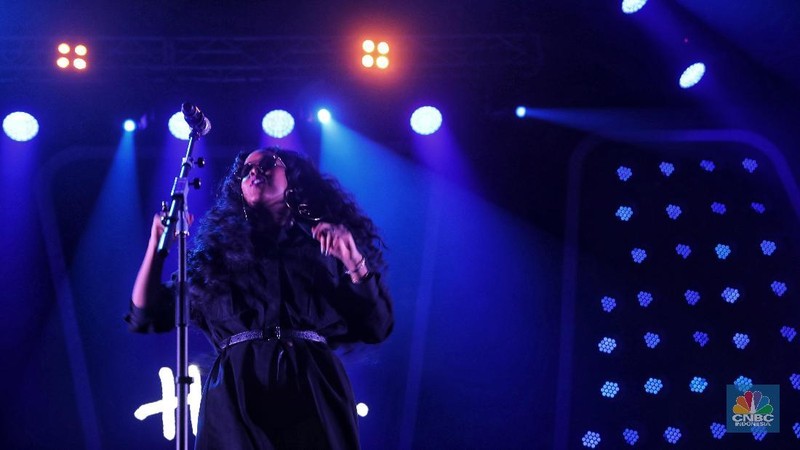 H.E.R menjadi salah satu musisi special show yang tampil dalam event jazz tahunan ini.