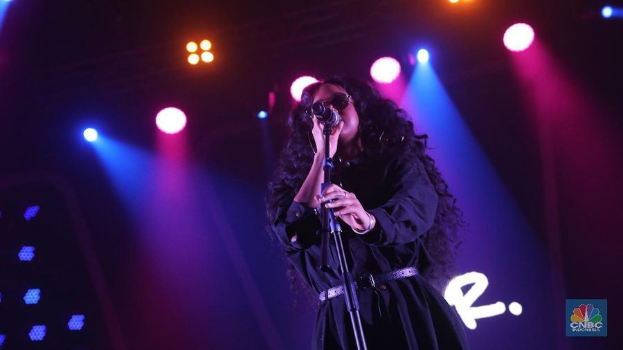 H.E.R menjadi salah satu musisi special show yang tampil dalam event jazz tahunan ini.