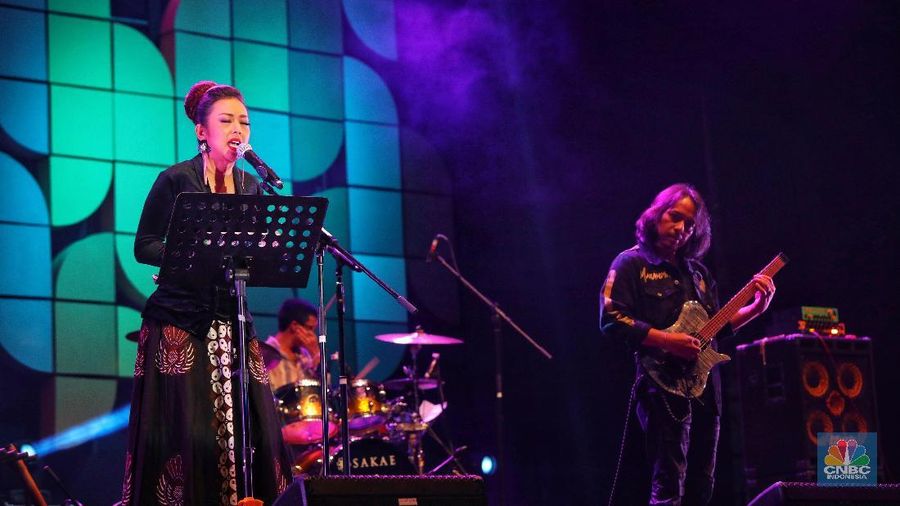 Gitaris Dewa Budjana (kanan) berkolaborasi bersama pesinden Soimah (kiri)  ampil dalam gelaran Java Jazz Festival 2019 di JIExpo Kemayoran, Jakarta, Jumat (1/3/2019) malam.  Kehadiran Soimah yang mengenakan kebaya berwarna hitam dan rambutnya yang disanggul membuat suasana menjadi cair dan dipenuhi gelak tawa. (CNBC Indonesia/Andrean Kristianto)