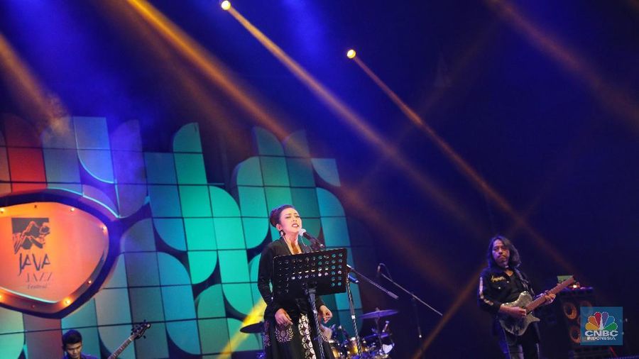 Gitaris Dewa Budjana (kanan) berkolaborasi bersama pesinden Soimah (kiri) tampil dalam gelaran Java Jazz Festival 2019 di JIExpo Kemayoran, Jakarta, Jumat (1/3/2019) malam.  Kehadiran Soimah yang mengenakan kebaya berwarna hitam dan rambutnya yang disanggul membuat suasana menjadi cair dan dipenuhi gelak tawa. (CNBC Indonesia/Andrean Kristianto)