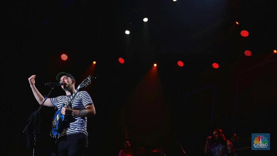 Mac Ayres membuka penampilan di Java Jazz 2019 dengan menyanyikan lagu Under dan Calvin's Joint