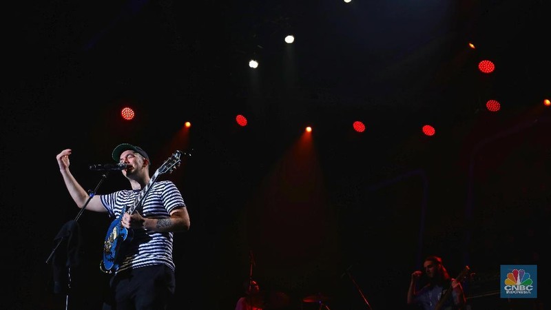 Mac Ayres membuka penampilan di Java Jazz 2019 dengan menyanyikan lagu Under dan Calvin's Joint