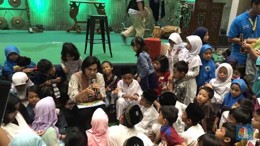Sri Mulyani bercerita tentang raja istana lebah yang bersedih hati, di hadapan ratusan anak-anak