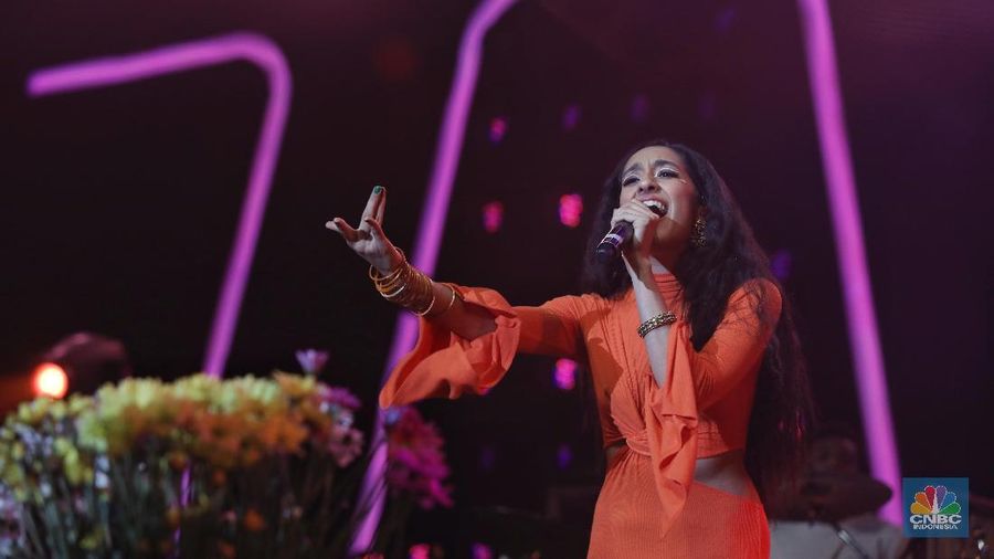 Raveena menjadi musisi special show pada hari kedua dalam ajang musik Jazz bergengsi tersebut
