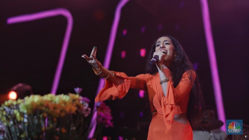 Raveena menjadi musisi special show pada hari kedua dalam ajang musik Jazz bergengsi tersebut