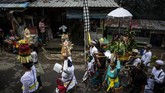 Setelah jempana dan sesaji diletakkan di bibir kolam Pertirtaan, pemangku adat melanjutkan dengan ritual dan sembahyang. (Photo by Juni Kriswanto / AFP)