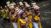 Di pelataran Pertirtaan Jolotundo, peserta upacara disambut oleh tari-tarian. (Photo by Juni Kriswanto / AFP)