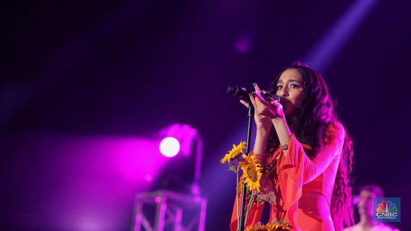 Raveena menjadi musisi special show pada hari kedua dalam ajang musik Jazz bergengsi tersebut