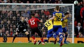 Manchester United baru mampu menyamakan kedudukan pada menit ke-53 lewat gol cantik Andreas Pereira yang melepaskan tendangan pisang dari luar kotak penalti. (REUTERS/Phil Noble)