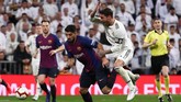Penyerang Barcelona Luis Suarez berduel dengan kapten Real Madrid Sergio Ramos. Madrid gagal menyamakan kedudukan meski mendominasi penguasaan bola di babak kedua. (REUTERS/Sergio Perez)